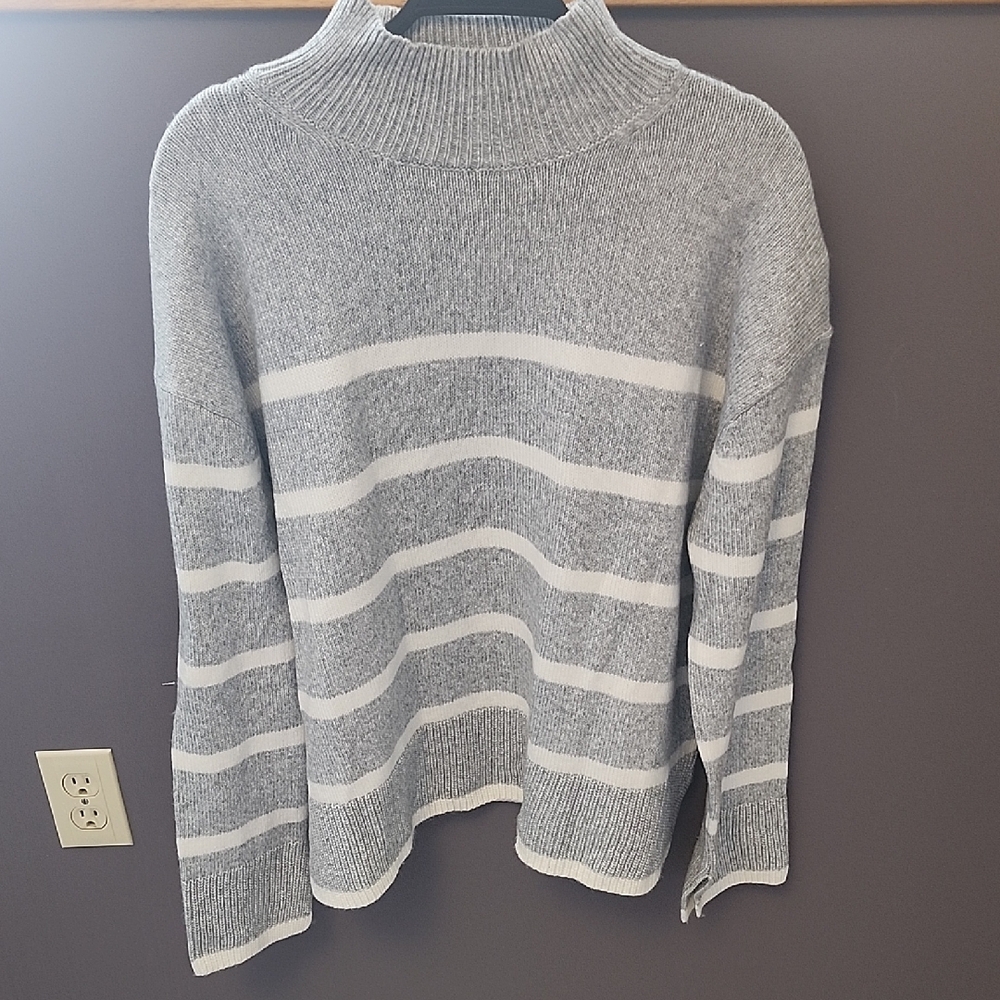 Denver Hayes Heather Gray and Cream Striped Turtleneck Sweater